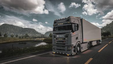 بازی Truck Simulator یک شبیهساز رانندگی جذاب برای دستگاههای اندرویدی است که به شما اجازه میدهد تا به عنوان یک راننده ماشینهای بزرگ و سنگین، مانند کامیونها و تریلرها، در جادههای مختلف و متنوعی از سراسر جهان سفر کنید.