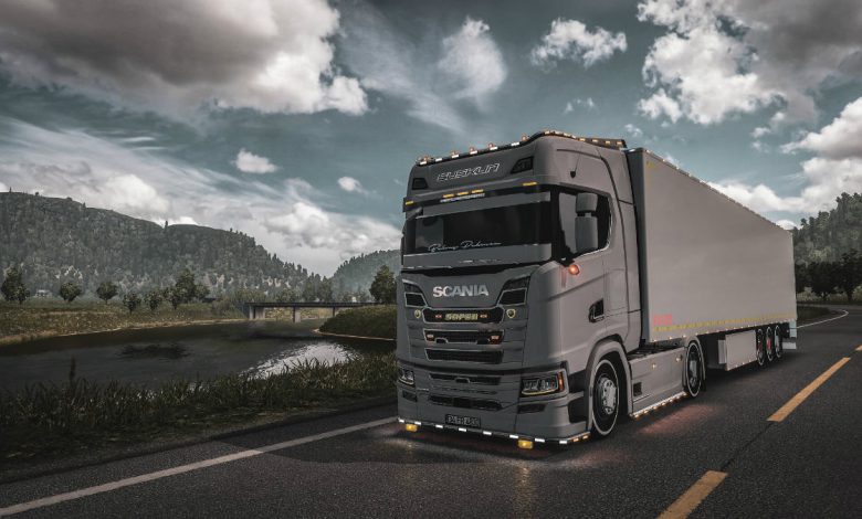 بازی Truck Simulator یک شبیهساز رانندگی جذاب برای دستگاههای اندرویدی است که به شما اجازه میدهد تا به عنوان یک راننده ماشینهای بزرگ و سنگین، مانند کامیونها و تریلرها، در جادههای مختلف و متنوعی از سراسر جهان سفر کنید.